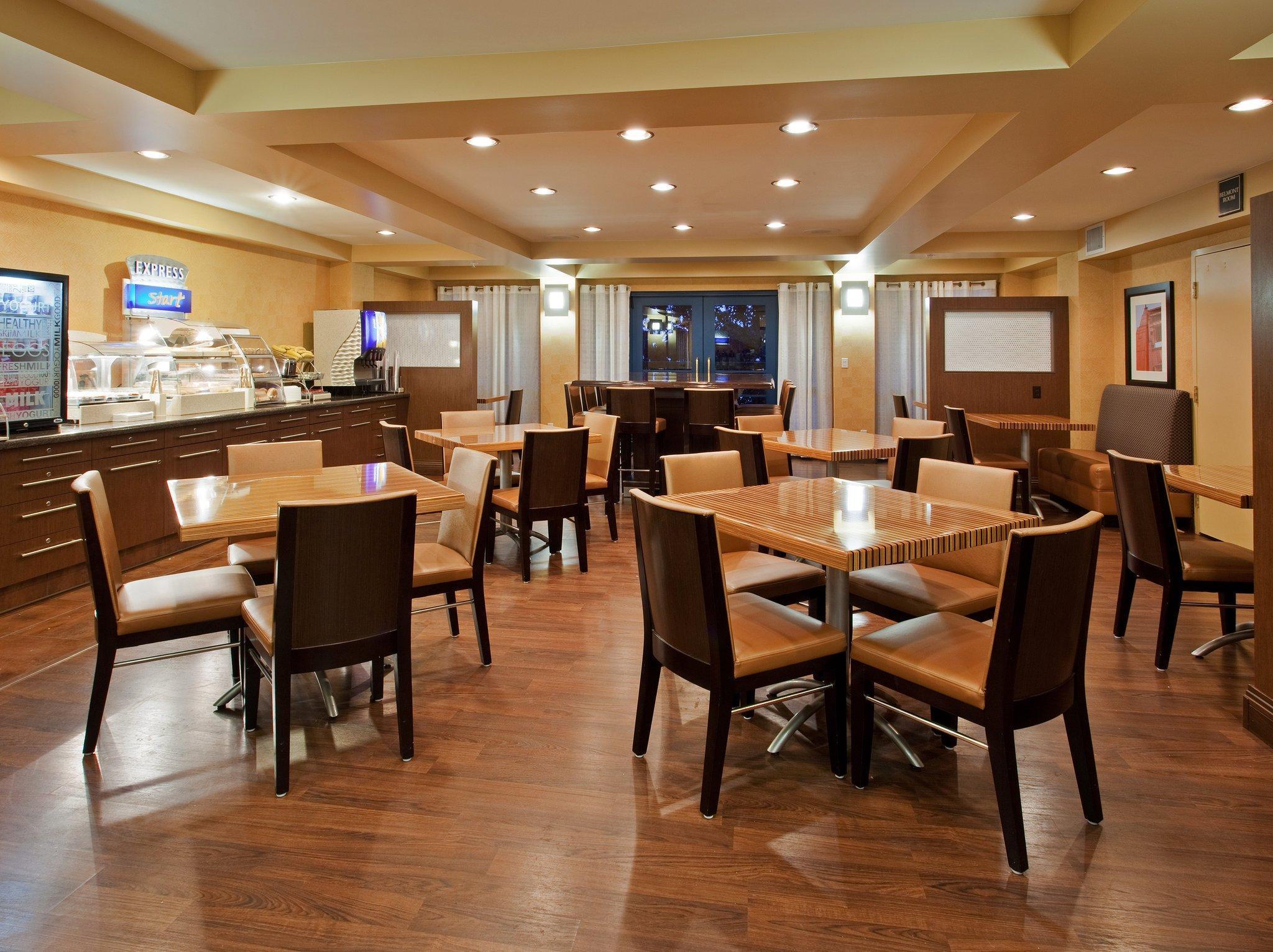 Holiday Inn Express Hotel & Suites Belmont By Ihg Bagian luar foto