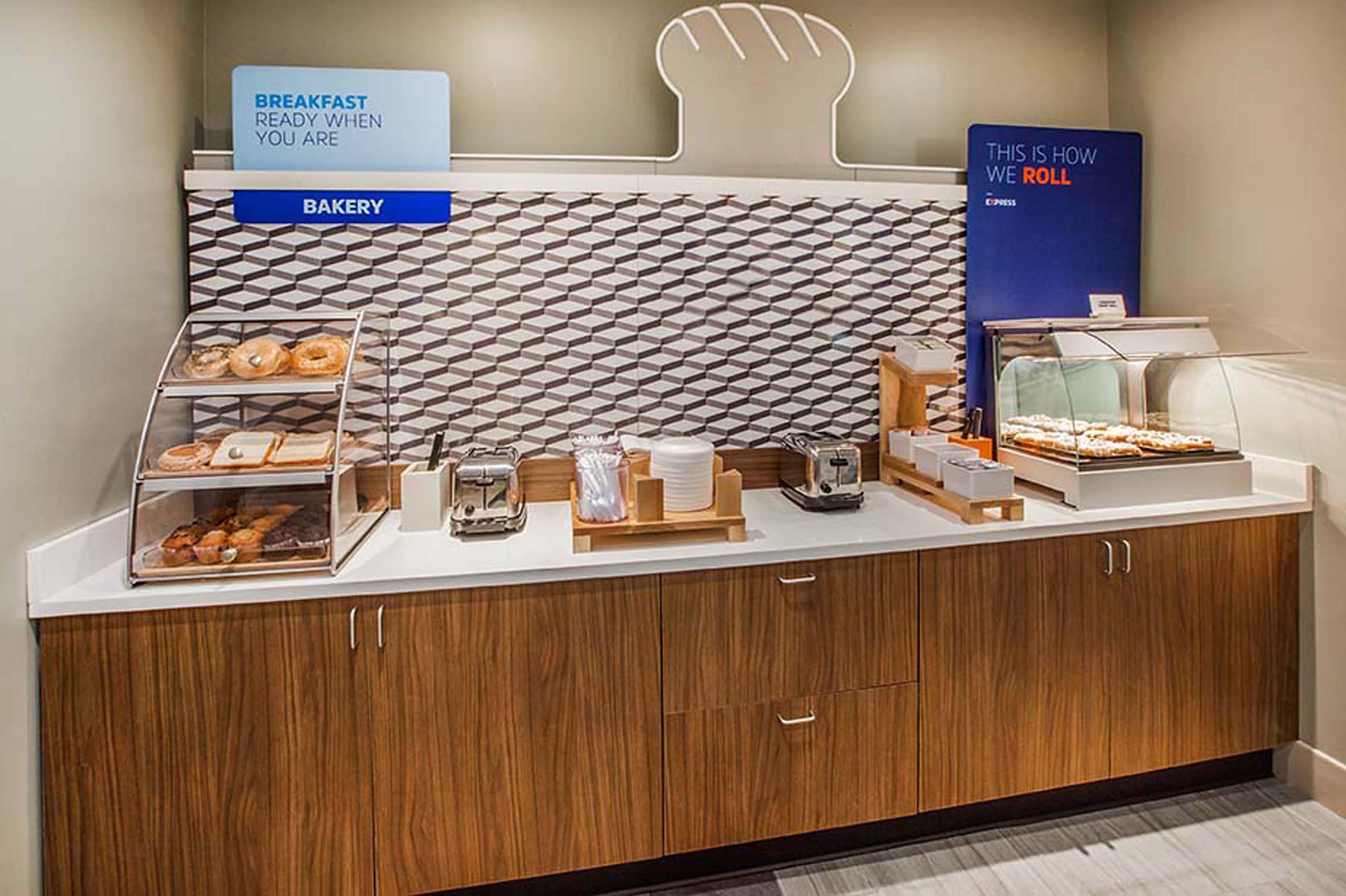 Holiday Inn Express Hotel & Suites Belmont By Ihg Bagian luar foto