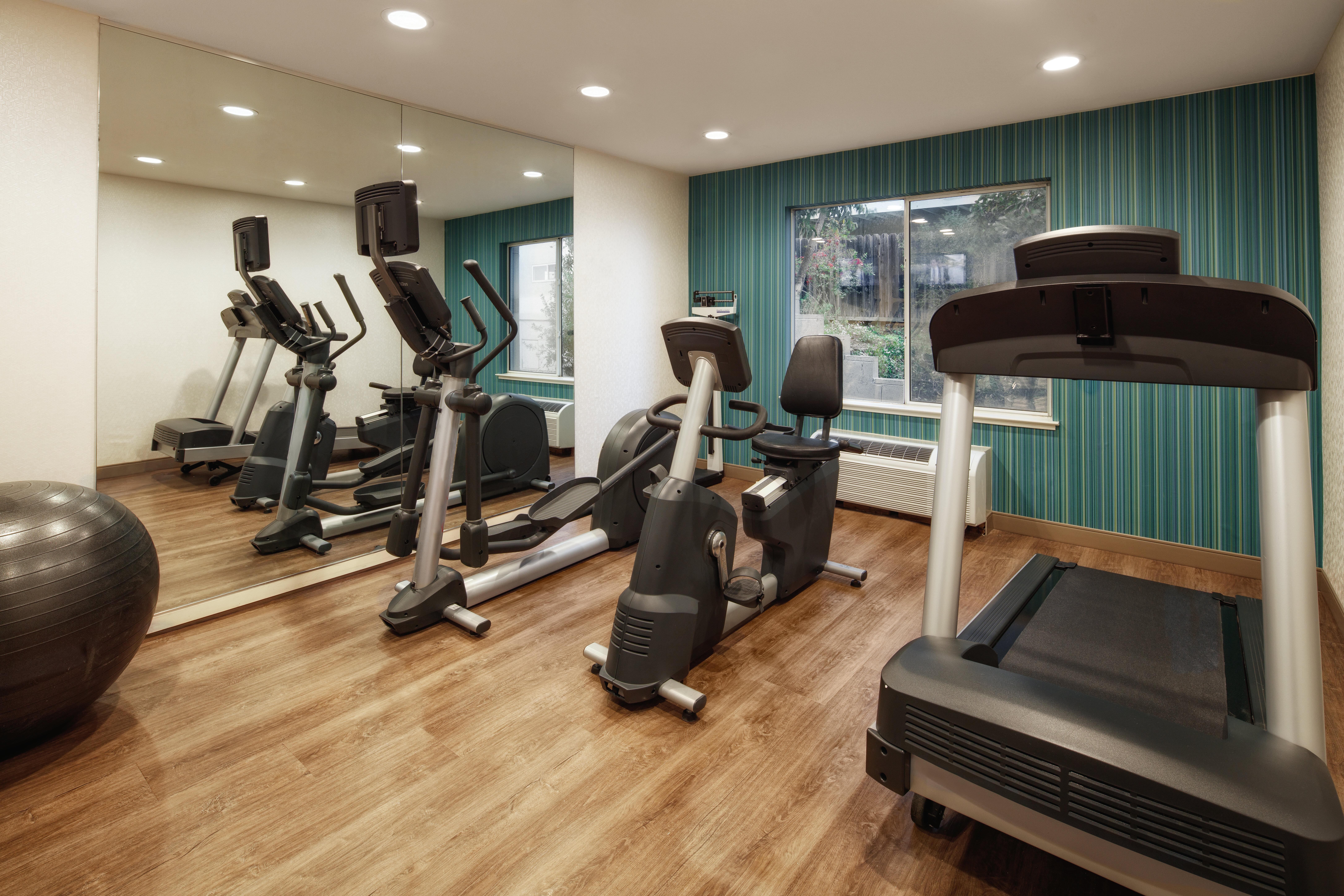 Holiday Inn Express Hotel & Suites Belmont By Ihg Bagian luar foto